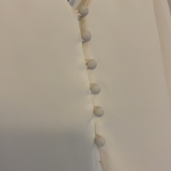 White flowy tank top perfect for spring - Picture 4 of 6